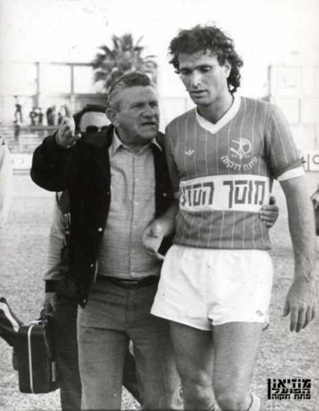 יצחק שניאור מעניק תדרוך אישי לאיתן בודניוק.