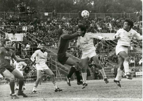 1982/83 - גביע - שמינית גמר - הפועל באר-שבע (1:0) - מימין: משה יחיאל, משה זיתון, מריו זוכוביצקי, ניר אלון, וחיים פרנקו. עמוס ברטר מוסתר בצד שמאל.