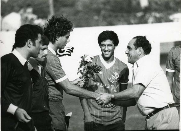1984/85 - מחזור 3 - הפועל כפר-סבא (1:2) - רונן הילל (במרכז) ואיתן בודניוק במוקד חילופי פרחים לפני פתיחת המשחק בכפר סבא