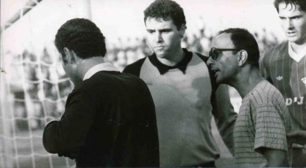 1984/85 - מחזור 3 - הפועל כפר-סבא (1:2) - מימין - ניר אלון, המאמן דרור בר-נור, השוער גיא לוי והשופט דאוד סוהיל.