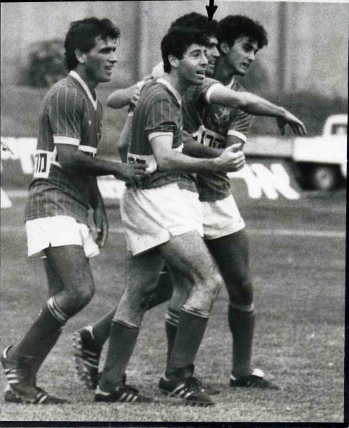 1984/85 - מחזור 7 - בית"ר ירושלים (0:1) - מימין: אלון חזן, ניר לוין, משה כהן וציון יוסף, חוגגים את שער הניצחון של לוין.