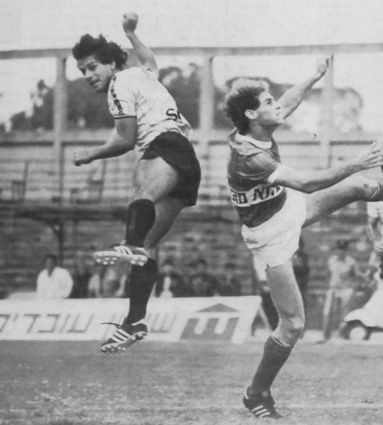 1984/85 - מחזור 7 - בית"ר ירושלים (0:1) - גיל סבו (מימין) ומשה זיתון מחפשים את הכדור