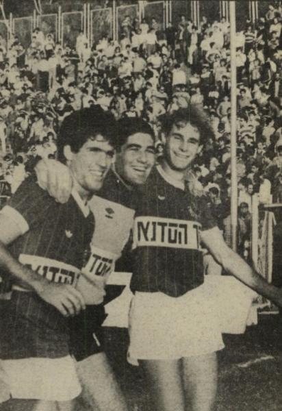 1984/85 - מחזור 8 - הפועל תל-אביב (0:1) - גיל סבו, רוני ג'רבי וניר לוין מאושרים אחרי הניצחון על הפועל ת"א בבלומפילד