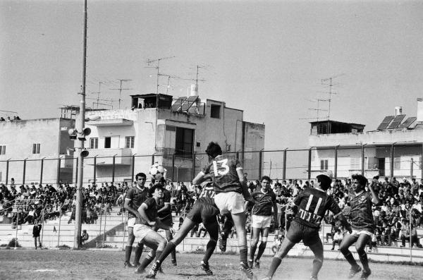 1984/85 - טוטו - מחזור 5 - שמשון תל-אביב (0:2) - אלי מחפוד (ראשון מימין), איתן בודניוק (שלישי מימין), משה כהן (מתכופף מתחת לכדור), דני חזן (ראשון משמאל). צילום: אריה קנפר