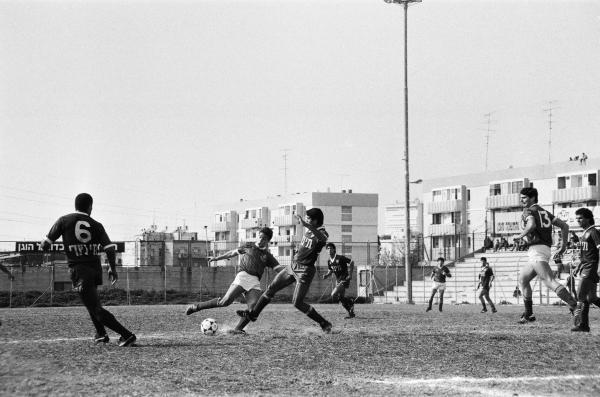 1984/85 - טוטו - מחזור 5 - שמשון תל-אביב (0:2) - גיא לוי בועט, ניר אלון (13) מימין. צילום: אריה קנפר