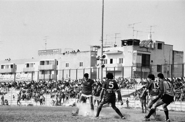 1984/85 - טוטו - מחזור 5 - שמשון תל-אביב (0:2) - אורן בן-יוסף עם הכדור, פנחס שכטר מאחוריו. צילום: אריה קנפר