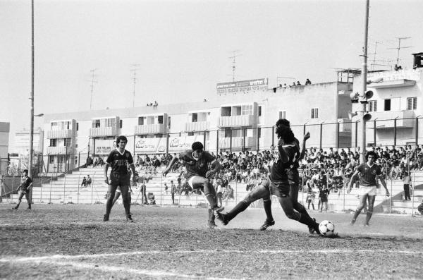 1984/85 - טוטו - מחזור 5 - שמשון תל-אביב (0:2) - אורן בן-יוסף בועט. פנחס שכטר מימין. צילום: אריה קנפר