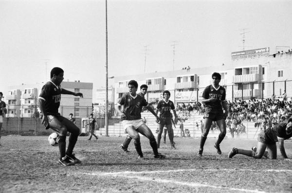 1984/85 - טוטו - מחזור 5 - שמשון תל-אביב (0:2) - גיא לוי (שני משמאל), אורן בן-יוסף מציץ מאחוריו. צילום: אריה קנפר