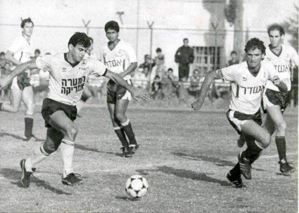 1985/86 - מחזור 5 - בית"ר ירושלים (3:1) - גיל סאבו (מימין), איתן בודניוק, נועם קייסי וניר אלון מנסים ללא הצלחה לעצור את הבית"רים