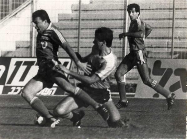 ניר אלון מתקל את רוני רוזנטל. זאהי ארמלי משקיף מימין.