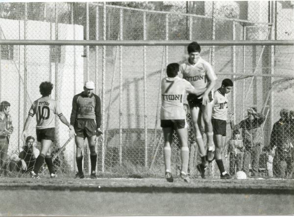 1985/86 - מחזור 12 - בני יהודה (0:2) - חיים בן-שאנן מברך את ניר לוין אחרי השער הראשון. יאיר אסיאג עצבני בשער, נסים כהן משמאלו ומשה עלו מימינו.
