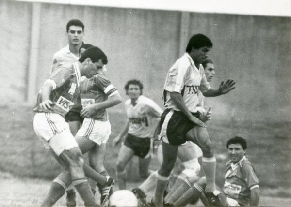 1985/86 - מחזור 16 - הפועל תל-אביב (2:0) - מימין לשמאל: מוריס ז'אנו (יושב), גיל סבו, רונן הלל, איתן בודניוק, משה סיני (מוסתר), יעקב אקהויז, אלון חזן