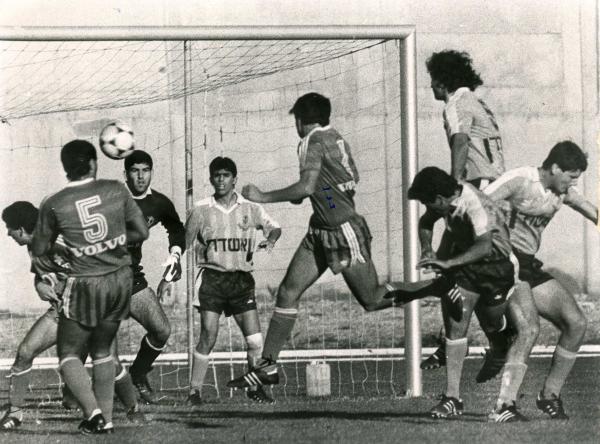 1985/86 - מחזור 26 - מכבי חיפה (0:0) - הגנת הפועל במאבק מול התקפה חיפאית. שחקני הפועל בתמונה, מימין: ניר אלון, איתן בודניוק, עוז אליה ורוני ג'רבי
