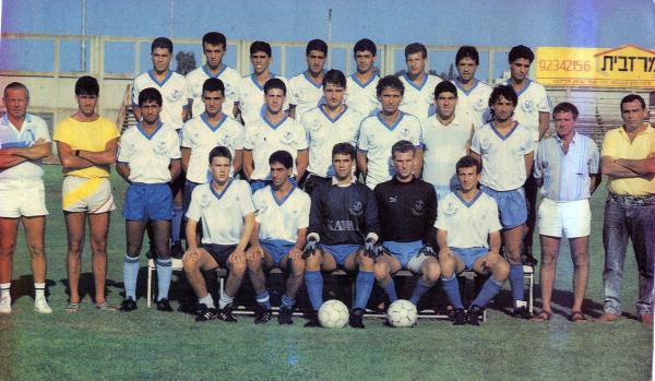 הפועל פ"ת מודל 1986/87. שורה עליונה, מימין: משה וקנין, אלי מחפוד, רן קלמנוביץ', דוד לוי, מני בסון, עוז אליה, בני קוזושווילי, גיא לוי. שורה אמצעית: אברהם גרנט, יוסי רוזנצווייג, עופר נהרי, רוני ג'רבי, איתן בודניוק, ניר אלון, גבע מרקוס, אלון חזן, נועם קייסי, יעקב פלג, נחום סטלמך. למטה: אייל זרחוביץ', שחר ילין, אורן פטרבורג, רוני רחמים, אלון בולוקן.