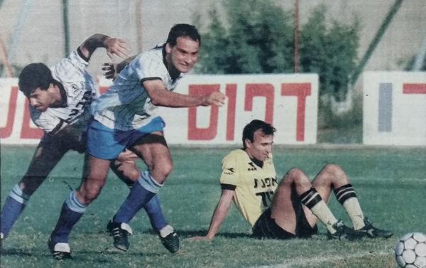 דורון רבינזון חוגג את שער הבכורה שלו במדי הפועל פ"ת, יוסי שושני מנסה לתפוס אותו. אבי כהן הירושלמי עצוב.