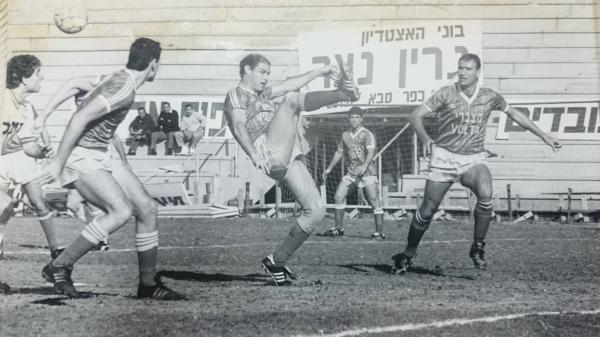 גיל סבו מחפש את הכדור, איתן בודניוק וניר אלון לצידו