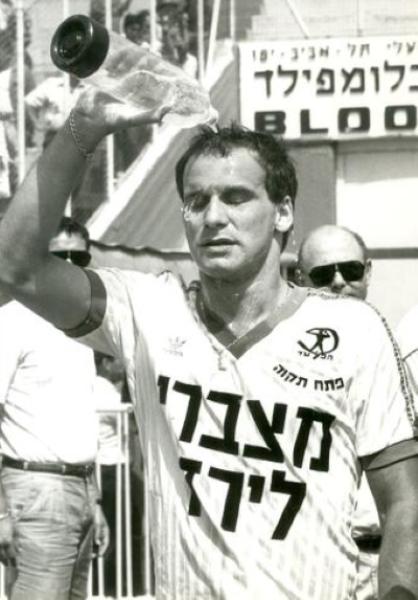 1987/88 - מחזור 30 - בית"ר תל-אביב (1:5) - דורון רבינזון מזיע בבלומפילד. צילום: עדי אבישי