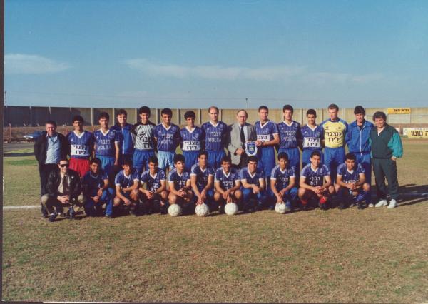 הפועל פתח תקוה מודל 1988/89, צילום קבוצתי. למעלה, מימין: גברי לוי (יו"ר), יעקב פלג (מאמן כושר), שחר ילין, דוד לוי, גבע מרקוס, איתן בודניוק, דב דבורי (ראש העיר), גיל סבו, יוסי לוי, בני קוזושווילי, רפי כהן, דני ניראון, מוטי גואטה, עוז אליה, יוסי רוזנצווייג. למטה: רפעת עודה, גיא לוי, נועם קייסי, יוסי שושני, אלי מחפוד, מני בסון, יובל קפיטולניק, אלון יצחקי, אורי חג'מה, אלי שאבו, צחי וייס