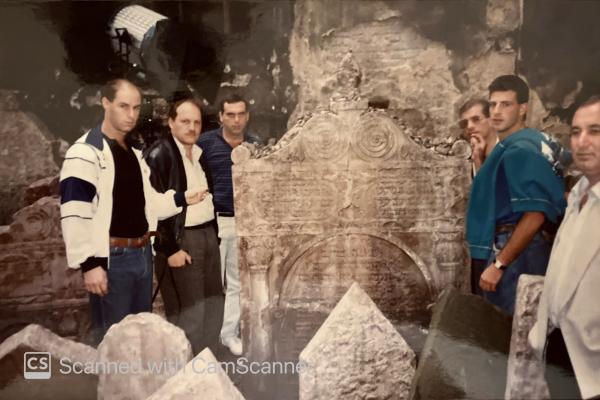 הפועל פ"ת בביקור בבית הקברות היהודי בפראג במהלך נסיעה במסגרת האינטרטוטו, יולי 1989. מימין - גדעון מרקוס, גבע מרקוס, אברם גרנט, ד"ר אבי בכר, גיל סבו