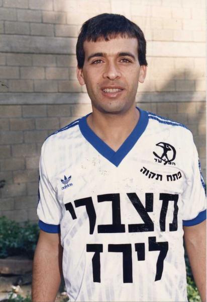 אלי מחפוד מדגמן את מצברי לירז, שלהי שנות השמונים
