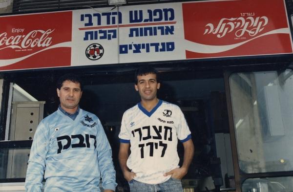 אלי מחפוד מדגמן במפגש הדרבי, שלהי שנות השמונים