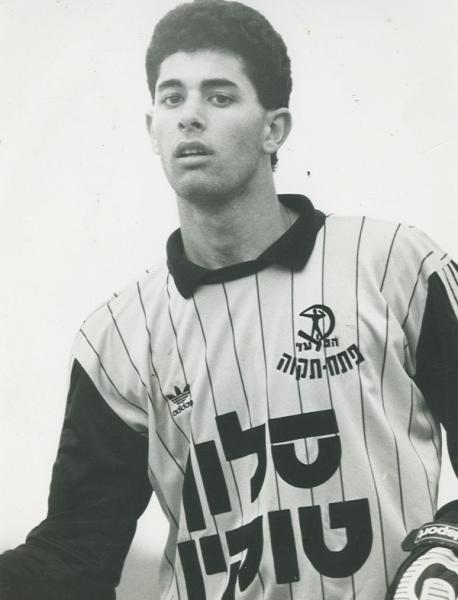 שוער הפועל פ"ת רפי כהן ב-1989