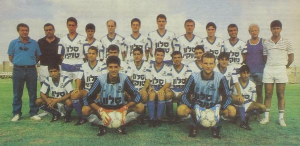 הפועל פתח תקוה מודל 1989/90. עומדים, מימין: יעקב פלד (מאמן כושר), שטיינר קרוגסטד (פיזיותרפיסט), בני קוזושווילי, דני ניראון, איתן בודניוק, ניר אלון, גבע מרכוס, גיל סבו, יוסי לוי, אורן פרקש, אברם גרנט (מאמן), יוסי רוזנצווייג (מנהל). יושבים: אלי חג'מה, חיים סירוטקין, דוד לוי, אלי מחפוד, יוסי שושני, מני בסון, רפעת עודה, גיא לוי, נועם קייסי. כורעים: שחר ילין, רפי כהן.