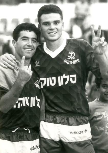 כובשי השערים דני ניראון ויוסי שושני חוגגים את הניצחון בסיום. צילום: עדי אבישי, מעריב