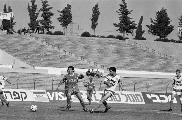 1989/90 - מחזור 31 - מכבי חיפה (1:2) - רפי כהן בועט לעבר השער,סטאסיס ברנאוסקאס משקיף מימין. צילום: אריה קנפר
