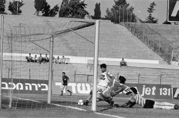 יוסי שושני רגע לפני כיבוש השער השני. צילום: אריה קנפר
