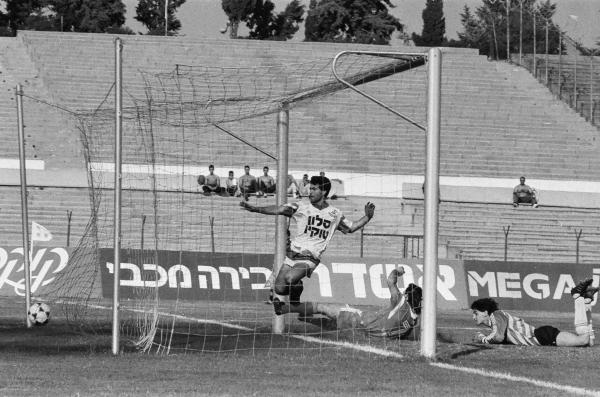 יוסי שושני רגע אחרי כיבוש השער השני. צילום: אריה קנפר