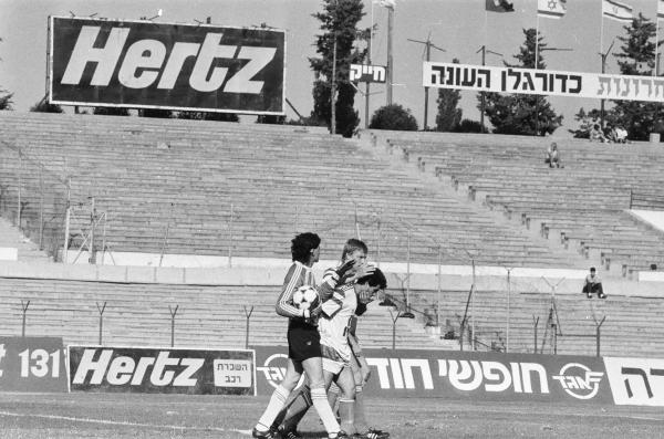 1989/90 - מחזור 31 - מכבי חיפה (1:2) - סטאסיס ברנאוסקאס מברך את יוסי שושני. צילום: אריה קנפר