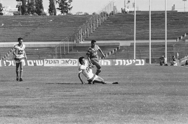 בני קוזושווילי מתקל את טל בנין, דני ניראון משמאל. צילום: אריה קנפר