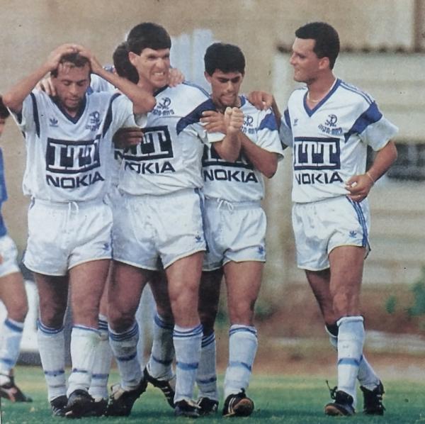 חוגגים את השער הראשון של ניר לוין. מימין: אלון חזן, עוז אליה, ניר לוין, אלי מחפוד.
