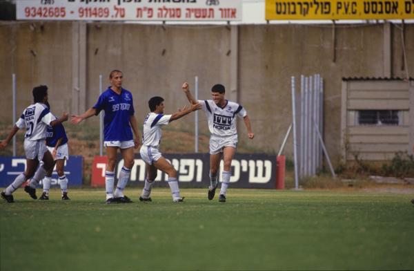 ניר לוין, עוז אליה ואלי מחפוד מהפועל חוגגים מול בית"ר ת"א. ואצ'יסלאב סוקריסטוב (בכחול) אובד עצות
