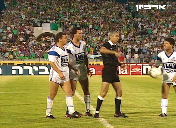 1990/91 - גביע - גמר - מכבי חיפה (3:1) - עובדיה בן יצחק רגע אחרי ששלף כרטיס אדום בדקה השנייה לעבר גיא גת (משמאל)