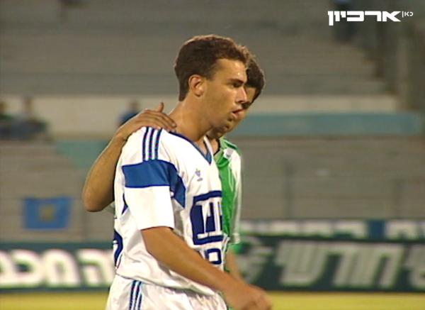 1990/91 - גביע - גמר - מכבי חיפה (3:1) - גיא גת יורד מהמגרש אחרי שספג כרטיס אדום בדקה השנייה של גמר הגביע