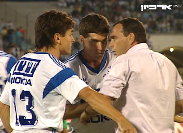 מאמן הפועל פ"ת, אברם גרנט, על כר הדשא עם ניר לוין וקרלוס אולראן לאחר ההרחקה של גיא גת בדקה השנייה של גמר הגביע