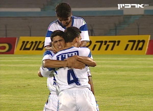 מני בסון חוגג את שער היתרון שלו, שלא הספיק בסופו של דבר
