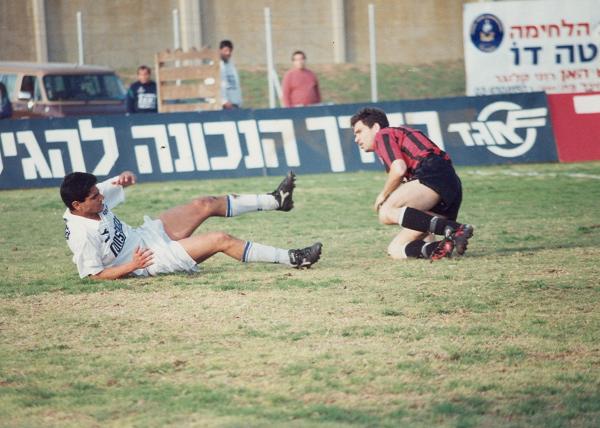 מני בסון על הקרקע מול משה בן-הרוש