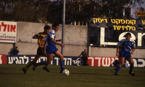 אלון חזן עם הכדור, דני ניראון מימין