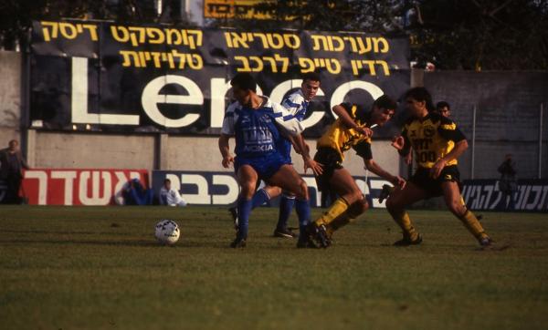 אלון חזן מחפש את הכדור, דני ניראון מאחור