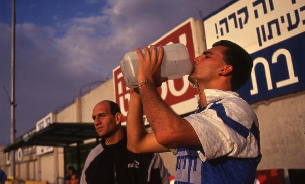 אלון חזן שותה מים במגרש בחולון