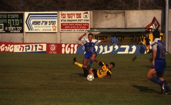 גיא גת במאבק על הכדור