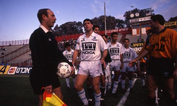 1991/92 - טוטו - חצי גמר - בני יהודה (1:0) - שחקני הפועל פ"ת ובני יהודה בעלייה לבלומפילד בחצי גמר גביע הטוטו. ניר לוין מוביל את שיירת שחקני הפועל פ"ת, מאחוריו רפי כהן, בהג'ת עודה, אלון חזן (מוסתר), חיים סירוטקין. בני קוזושווילי מאחורה משמאל, מוטי איווניר בראש שחקני בני יהודה