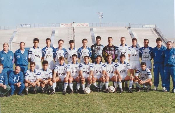הפועל פ"ת מודל 1992/93. שורה עליונה, מימין: יוסי רוזנצווייג, יעקב פלג, בהג'ת עודה, ניר לוין, אלכס ברמכר, שי הס, רפי כהן, עוזי אוחיון, יוסי לוי, משה בן-הרוש, וואליד באדיר, אדורם קייסי, גדעון מרקוס, יאן פיברניק. למטה: נועם קייסי, עוז אליה, גיא גת, אלי מחפוד, מני בסון, מוטי קקון, פטר סרבין, בני קוזושווילי, גיא לוי, ארקדי פסטרמה.