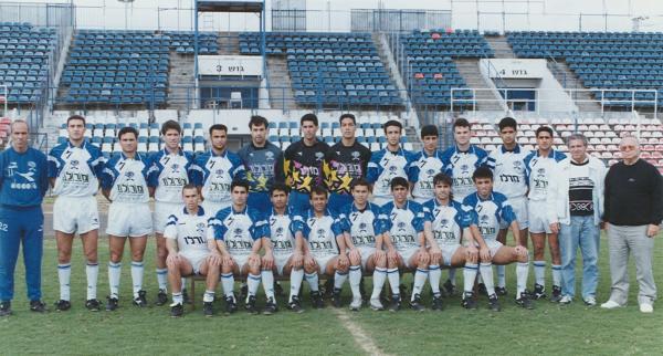 הפועל פ"ת מודל 1992/93. שורה עליונה, מימין: דוביד שוייצר, יוסי רוזנצווייג, מני בסון, אדורם קייסי, דני ניראון, יוסי לוי, עוז אוחיון, שי הס, רפי כהן, חסן בדז'ייב, בהג'ת עודה, ניר לוין, מוטי איווניר, אלכס ברמכר, איציק ויסוקר. למטה: בני קוזושווילי, קרלוס אולראן, עוז אליה, גיא לוי, אלי מחפוד, נועם קייסי, מוטי קקון, גיא גת.