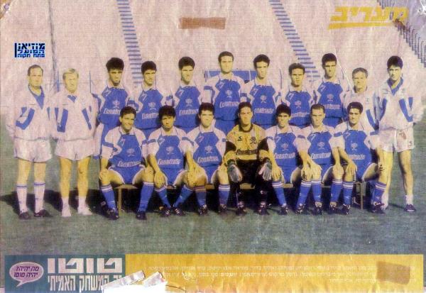 הפועל פתח-תקוה מודל 1992/1993. עומדים, מימין: 
						יעקב פלג (מאמן כושר), יוסי רוזנצוייג (מנהל), וואליד באדיר, מוראד אבו-קישאק, עוזי אוחיון, אלכס ברמכר, ניר לוין, יוסי לוי, בני קוזושווילי, יאן פיברניק (מאמן), גדעון מרקוס (עוזר מאמן).
						יושבים, מימין: מני בסון, גיא גת, עוז אליה, שי הס, יוסי שושני, נעם קייסי, אלי מחפוד.