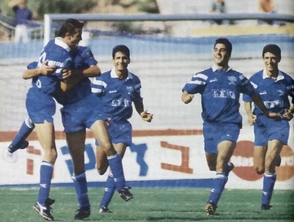 1992/93 - מחזור 5 - בני יהודה (2:3) - שחקני הפועל חוגגים שער לרשת בני יהודה. מימין: יוסי לוי, מוטי קקון, נועם קייסי ועוזי אוחיון.