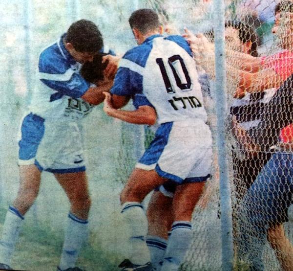 בהג'ת עודה (10) ואדורם קייסי מחבקים את מבקיע השער החמישי, עוזי אוחיון
